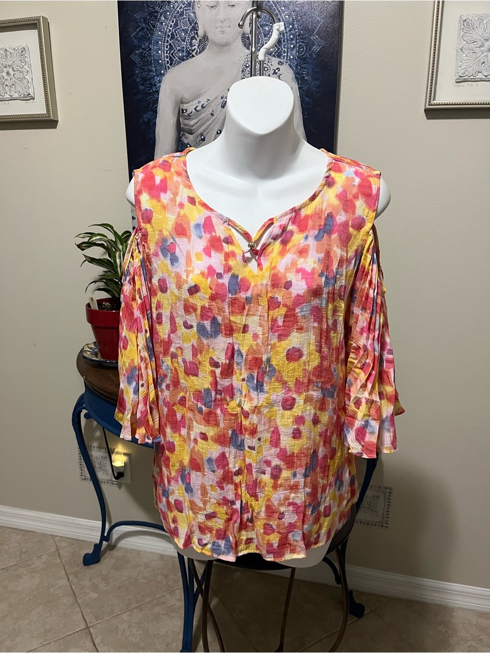 Hope & Harlow Watercolor Pattern Cold Shoulder Top - L